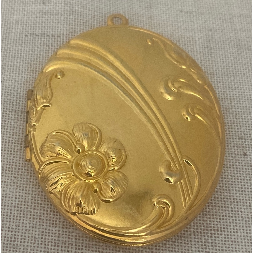 Vintage floral Locket Art Nouveau Deco Floral gold color  2 photo holder Pendant